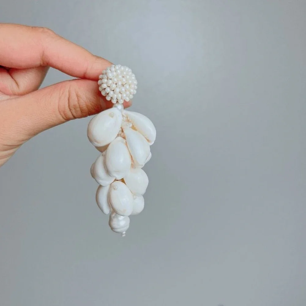 Oscar de la Renta Shell Cluster Earrings - Picture 3 of 3